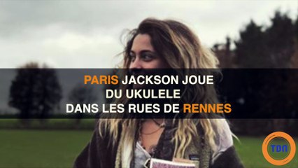 Paris Jackson joue du ukulele dans les rues de Rennes