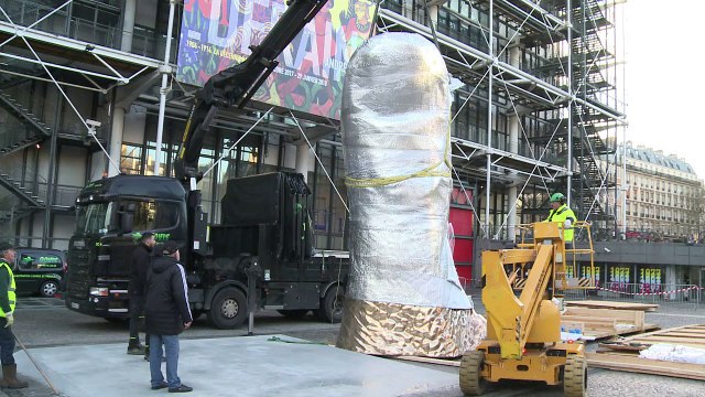 French sculptor's ‘Thumb’ erected in Paris