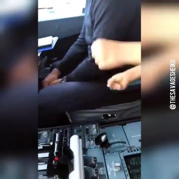 Un petit enfant de 5 ans démontre à un pilote ses connaissances en pilotage d'avion !