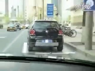 NEVEROVATNO ČEGA SE ČOVEK SVE DOSETI: Ona parkira automobil GDE GOD POŽELI, a samo zahvaljujući OVOM TRIKU!