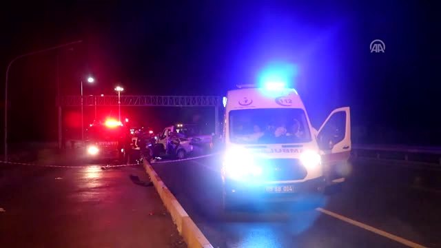 Otomobil ile Kamyonet Çarpıştı: 2 Ölü, 4 Yaralı