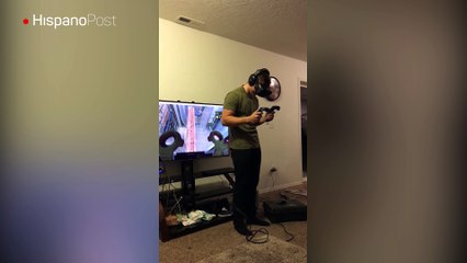 Quiso probar un juego de realidad virtual y destrozó la TV de su amigo