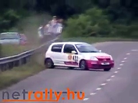 Impressionnante sortie de route pour une Clio sur un Rallye