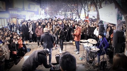 구경하던 남학생 베이스 소름돋는 즉흥연주 라이브 (분리수거 홍대버스킹)