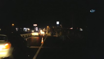 İzmir'de Soya Fasulyesi Yüklü Tır Devrildi