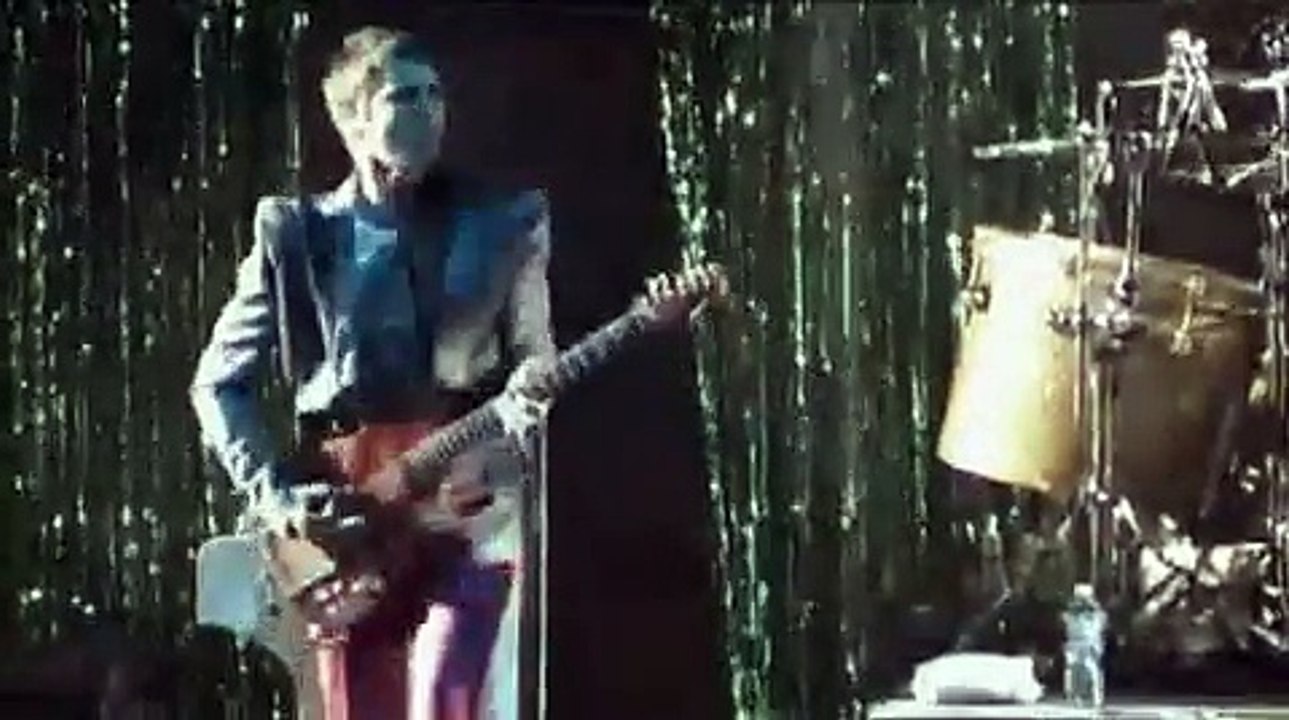 Muse - Supermassive Black Hole, Gibson Amphitheater, KROQ's Almost Acoustic Christmas, Los Angeles, CA, USA  12/13/2009