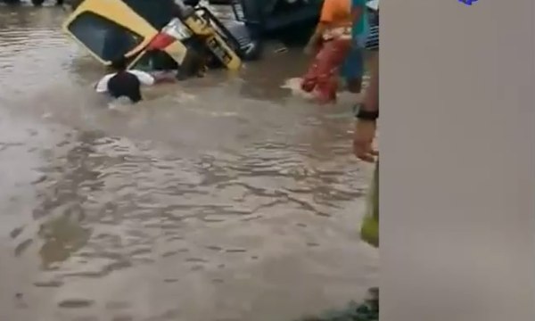 Rekaman Amatir: Evakuasi Truk di Banjir Kulon Progo
