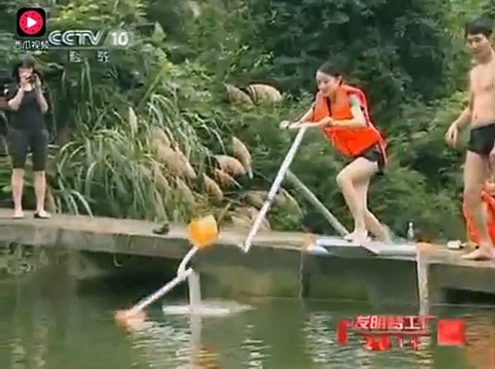 退休工程師發明水上自行車，騎著它可以在水上行走，速度也不慢