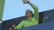 Rafael Correa es recibido en Quito con vítores por los militantes de Alianza País