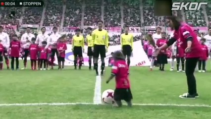 Japonya'da derbiyi maymun başlattı