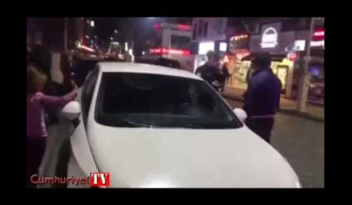 Çocuklarını araçta bırakan çift panik yaşattı