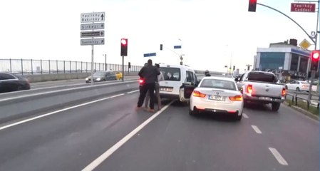 Makas Atan Sürücünün Önün Kesti Ve...