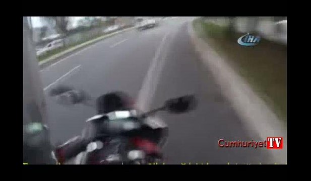 Makas atan sürücüye bıçak çekti, yumruk ve tekmeler havada uçuştu