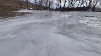 500 Metrelik Buz Kütlesine Dönüşen Tarla Oyun Alanı Oldu