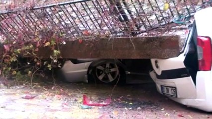 İstinat duvarı çöktü araçlar toprak altında kaldı