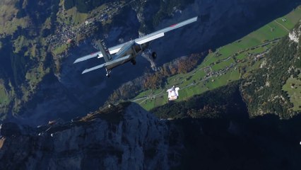 Ces 2 base jumpers rerentrent dans leur avion en plein saut en wingsuit... Dingue