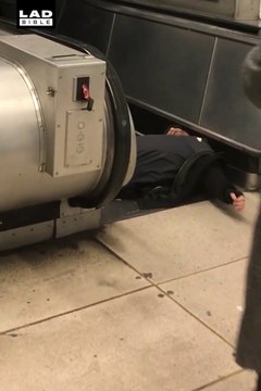 Descendre un escalator bourré... et finir KO après une chute terrible