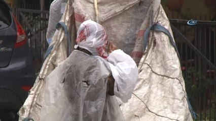 Suriyeli Çocuk Yağmurda Karton Toplayabilmek İçin Poşetlerden Kıyafet Yaptı