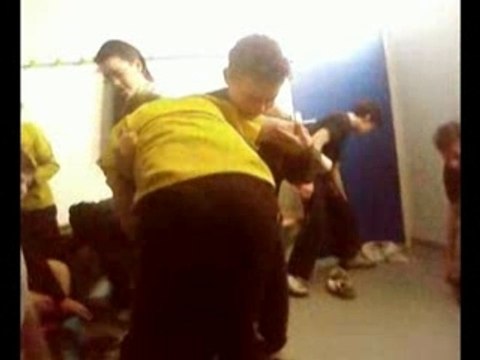 2 gars joue au catch dans les vestiaire o sport lol