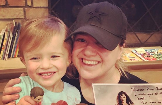 Kelly Clarkson's daughter receives Wonder Woman from Gal Gadot