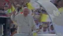 El papa envía un mensaje de paz en su primera misa en Birmania