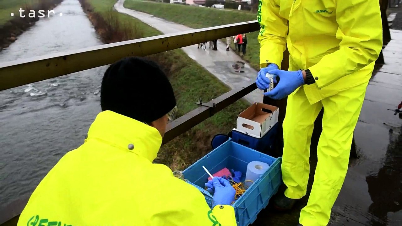 PARTIZÁNSKE: Greenpeace odobrali vzorky vody z rieky Nitra