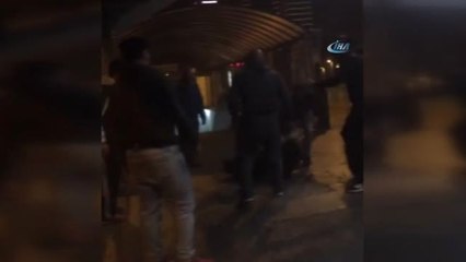 Metrobüs Durağında Para İsteyen Genci Önce Dövdü Sonra Ateşe Verdi
