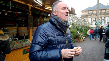 La police sensibilise les passants contre les pickpockets