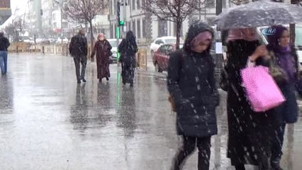 Erzurum'da Kent Merkezine Lapa Lapa Kar Yağdı