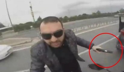 Trafik magandası, korna çaldı diye motosikletliye silah çekti