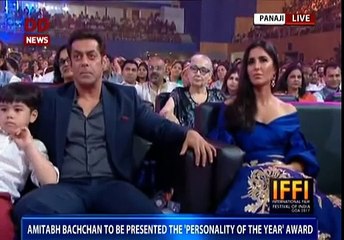 अक्षय कुमार अमिताभ बच्चन की बातें याद करके स्टेज पर ही रो पड़े, फिर बच्चन साहब ने लगाया गले.