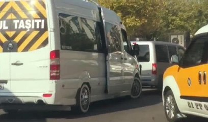 Öğrenci servisi kapısı açık seyretti