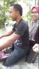 INSIDER THAILAND-That amazing, Drive a motorcycle to flood.