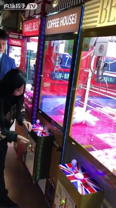 Cette fille est imbattable à la machine à pince mais ça ne fait pas rire le gérant