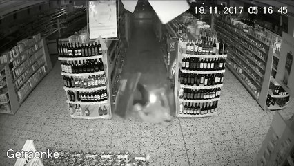 Un homme passe par le plafond pour cambrioler un supermarché et se pète la jambe en tombant