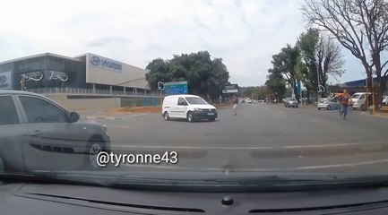 Des policiers tirent sur une camionnette en pleine rue.