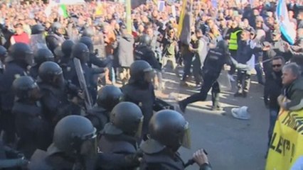 Tensión en protesta de taxistas contra Cabify y Uber en Madrid