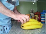 Cijeli svoj život OVO radite pogrešno!! Pogledajte kako pravilno oguliti bananu!