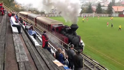 Regardez ce qui va perturber les spectateurs de ce match de foot... Dingue