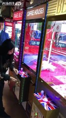 Une femme dévalise les machines à pince
