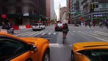 Cette fille à vélo roule à toute vitesse dans le trafic à New York