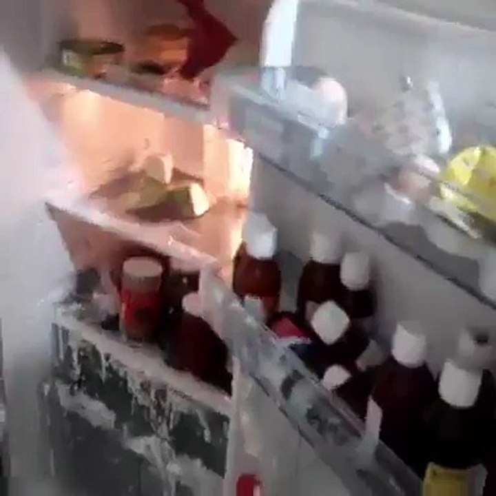 evde yogurt partisi veren çocuklar