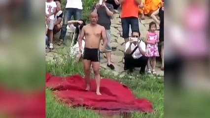 Monje Shaolin corre sobre el agua: ¿Llegará a la otra orilla?