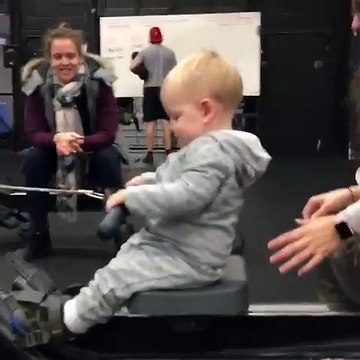 Ce bébé fait du rameur en salle de muscu comme un grand !