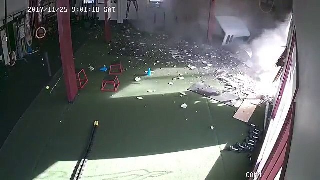 Une voiture rentre dans un Gymnase vide par le mur !!