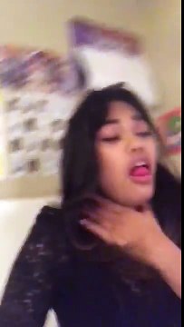 Semblant de mourir devant son chiot... il le couvre de léchouilles !