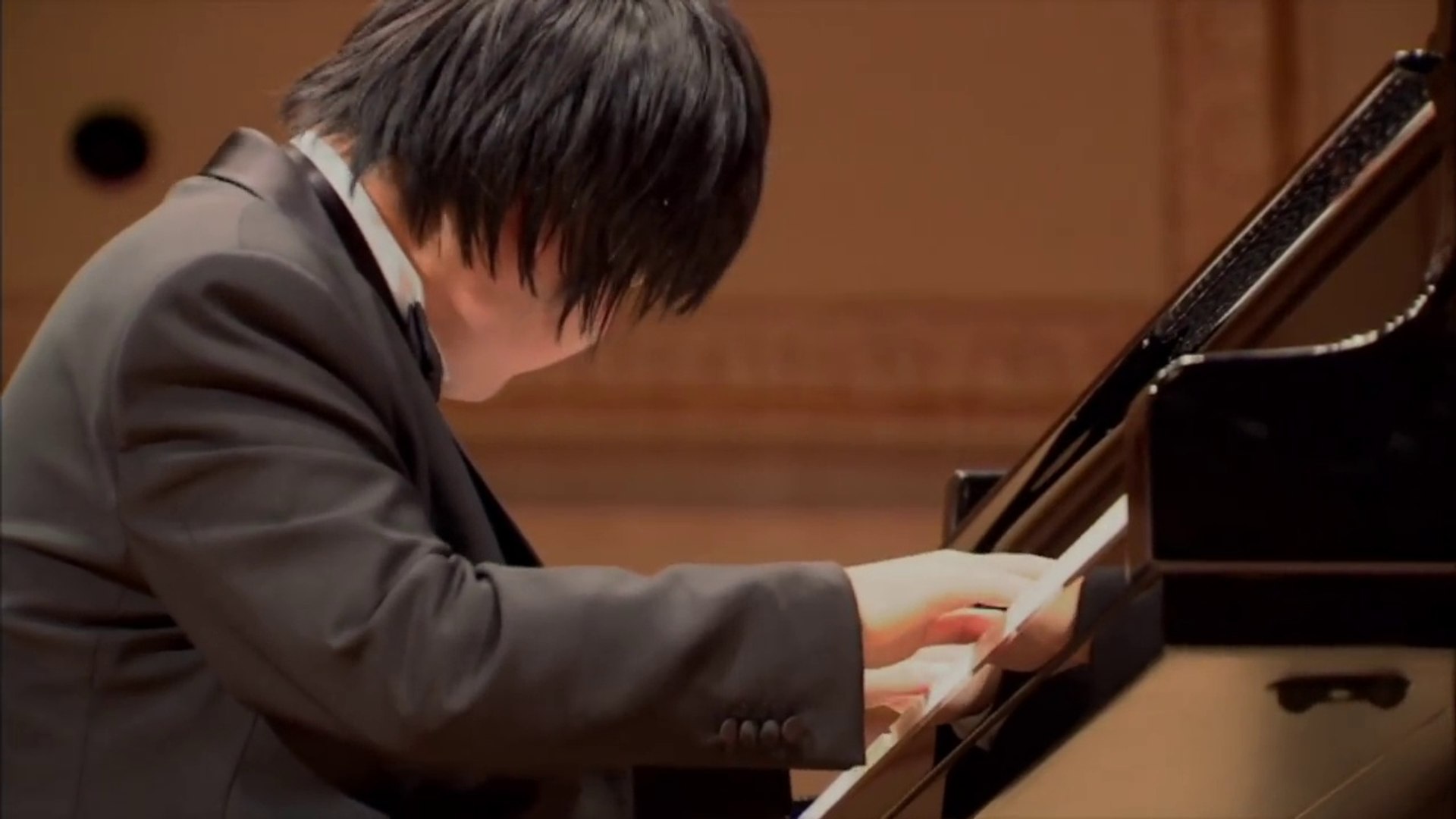 Pianist in tears. Most Moving Piano Performance