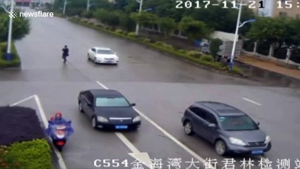 Woman escapes traffic light thief who smashed car window