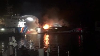 통영 동호항에서 어선 2척 화재...원인 조사 / YTN