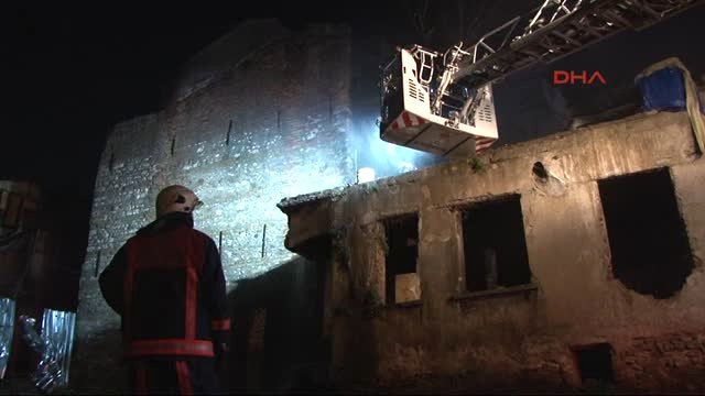 Fatih'te 3 Katlı Ahşap Binada Yangın
